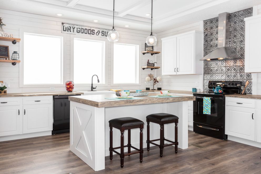 The 1442 CAROLINA SOUTHERN COMFORT Exterior. This Manufactured Mobile Home features 3 bedrooms and 2 baths.