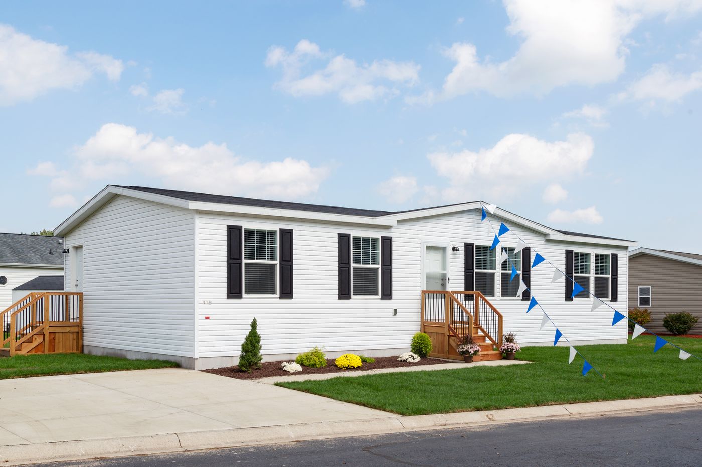 The SOMERSET DR 5228-MS012 SECT Exterior. This Manufactured Mobile Home features 3 bedrooms and 2 baths.