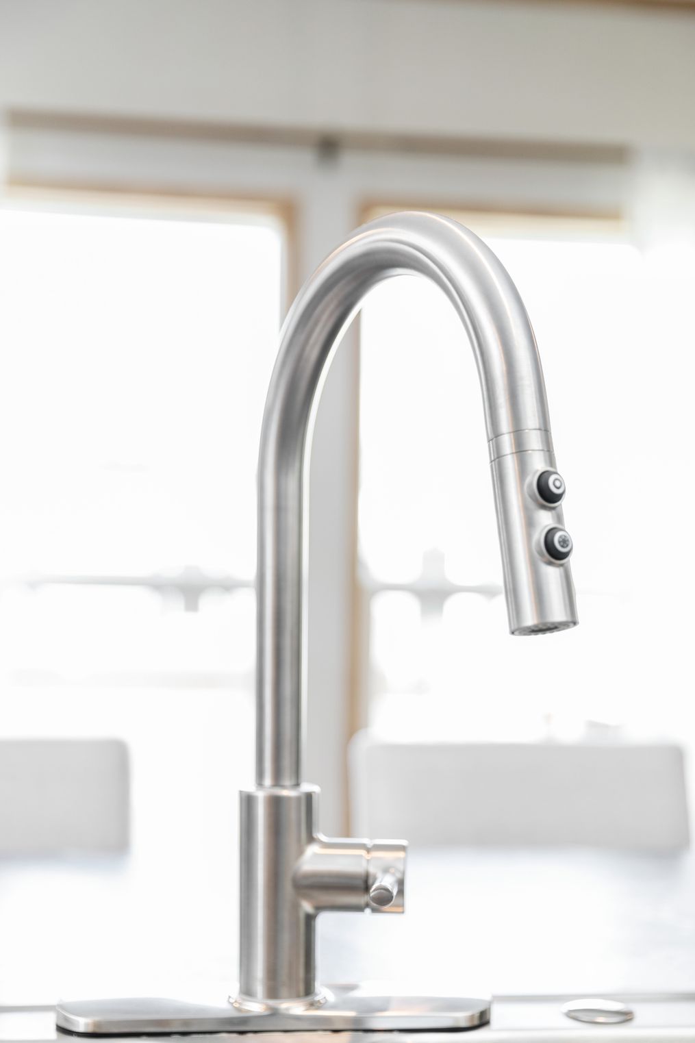 The EVEREST Features Pfister metal faucet with pull out sprayer. This Manufactured Mobile Home features 4 bedrooms and 2 baths.