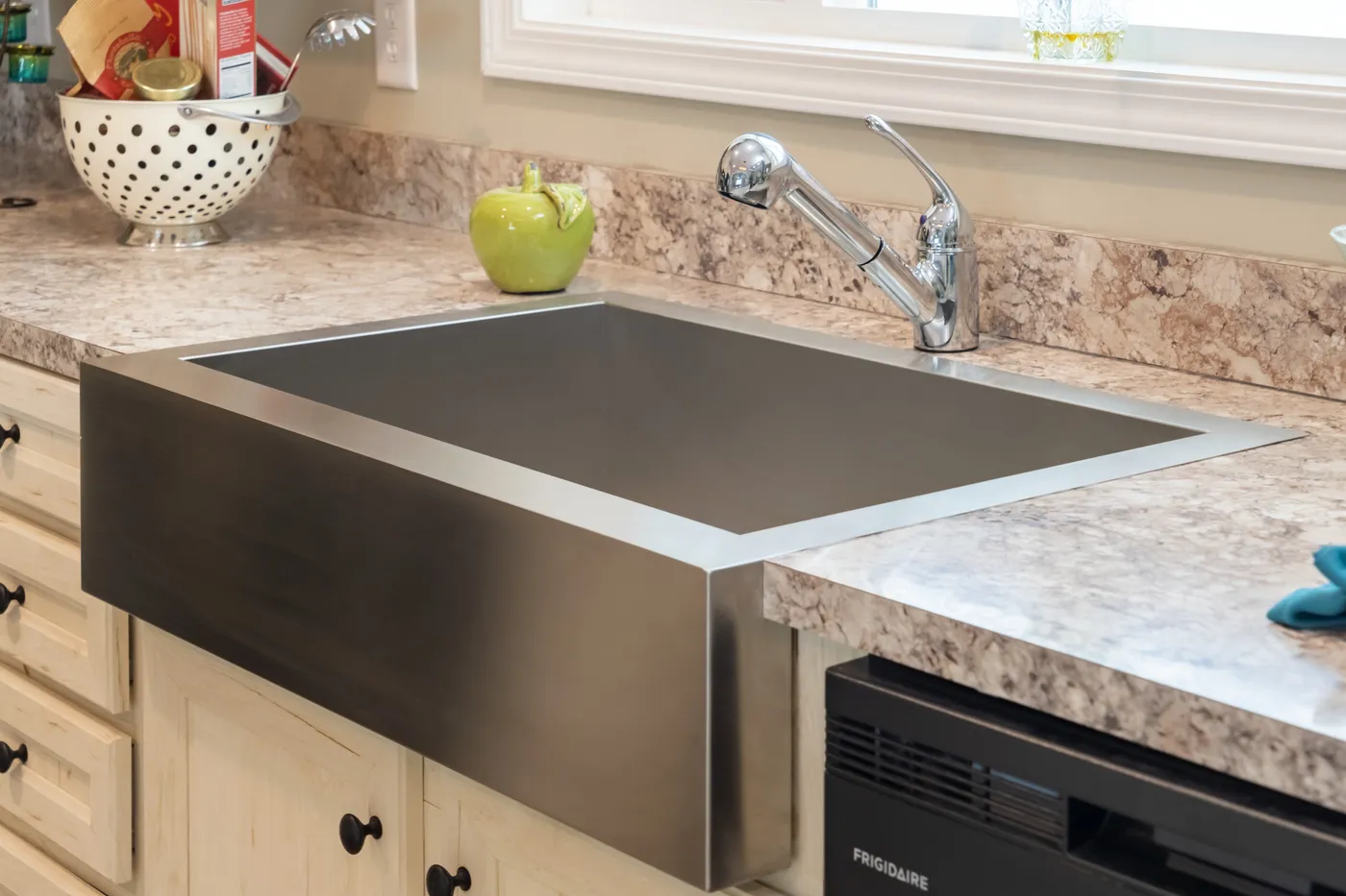 The 4608 ROCKETEER 5628 Features a stainless steel farms sink. This Manufactured Mobile Home features 3 bedrooms and 2 baths.