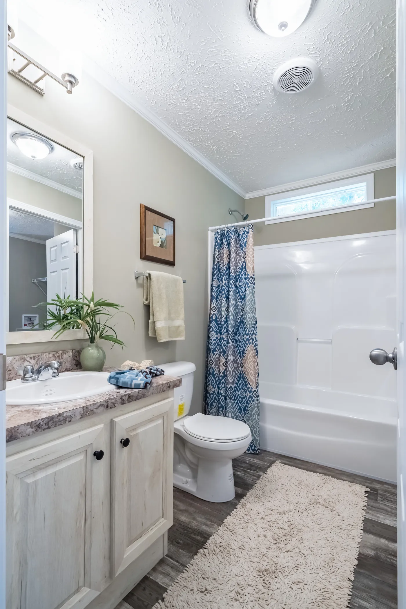 The 4608 ROCKETEER 5628 Guest Bathroom. This Manufactured Mobile Home features 3 bedrooms and 2 baths.