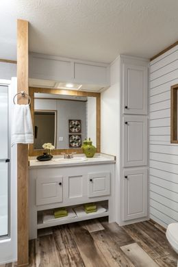 The BLAZER EXTREME 1666 F Primary Bathroom. This Manufactured Mobile Home features 3 bedrooms and 2 baths.