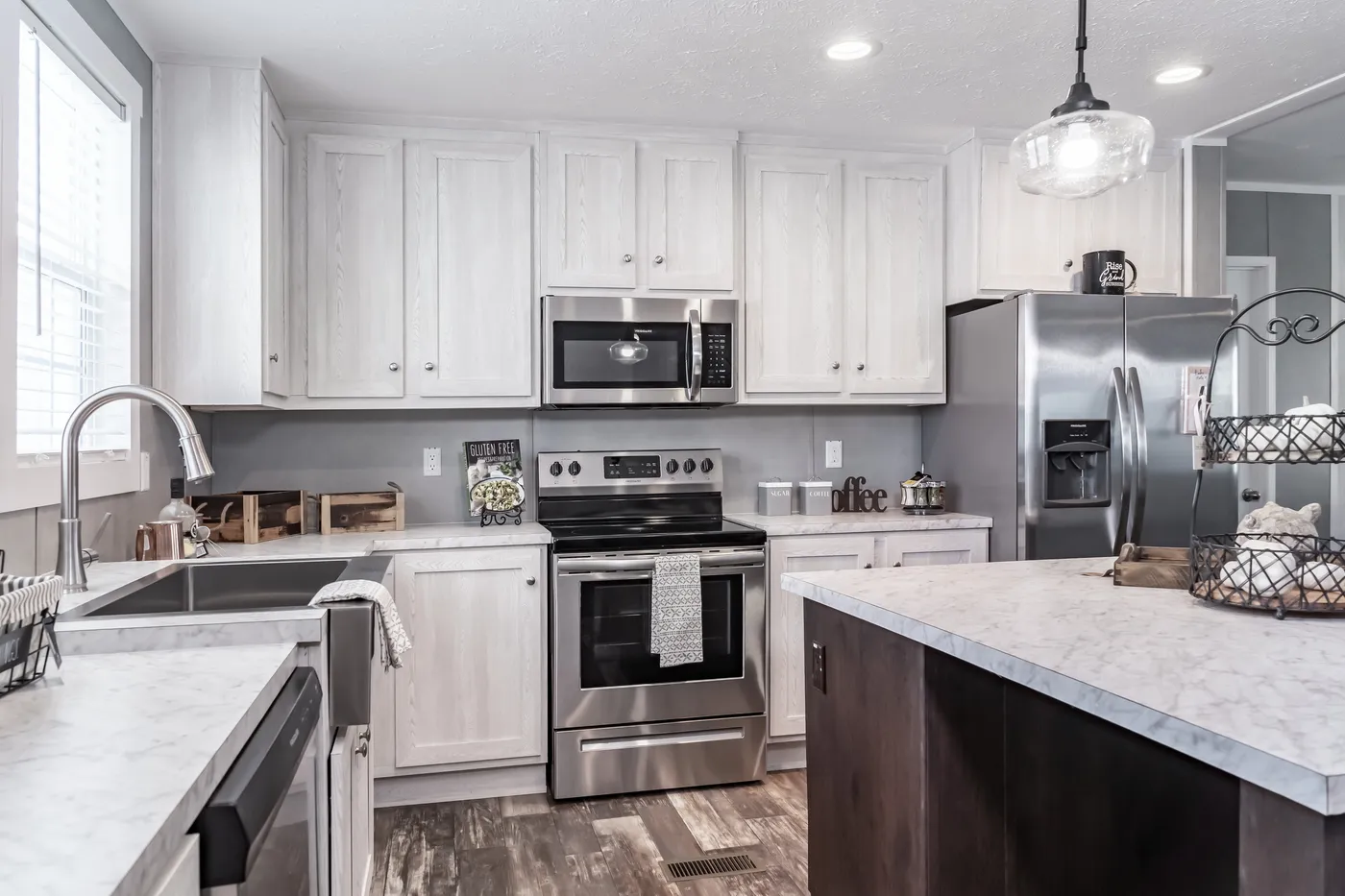 The ULTRA BREEZE 52 Kitchen. This Manufactured Mobile Home features 3 bedrooms and 2 baths.