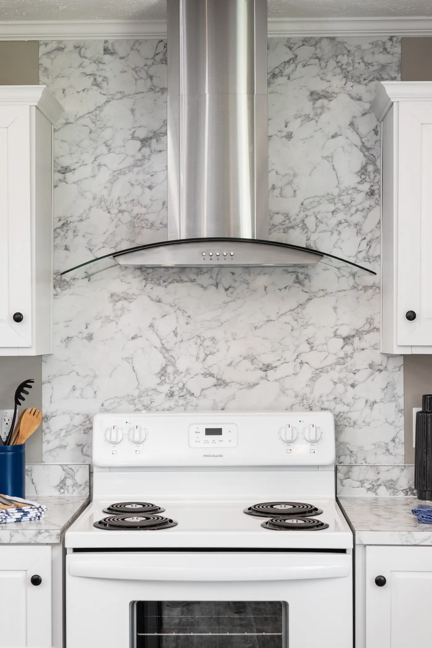 The 777 "COOL BREEZE" 7616 Kitchen. This Manufactured Mobile Home features 3 bedrooms and 2 baths.