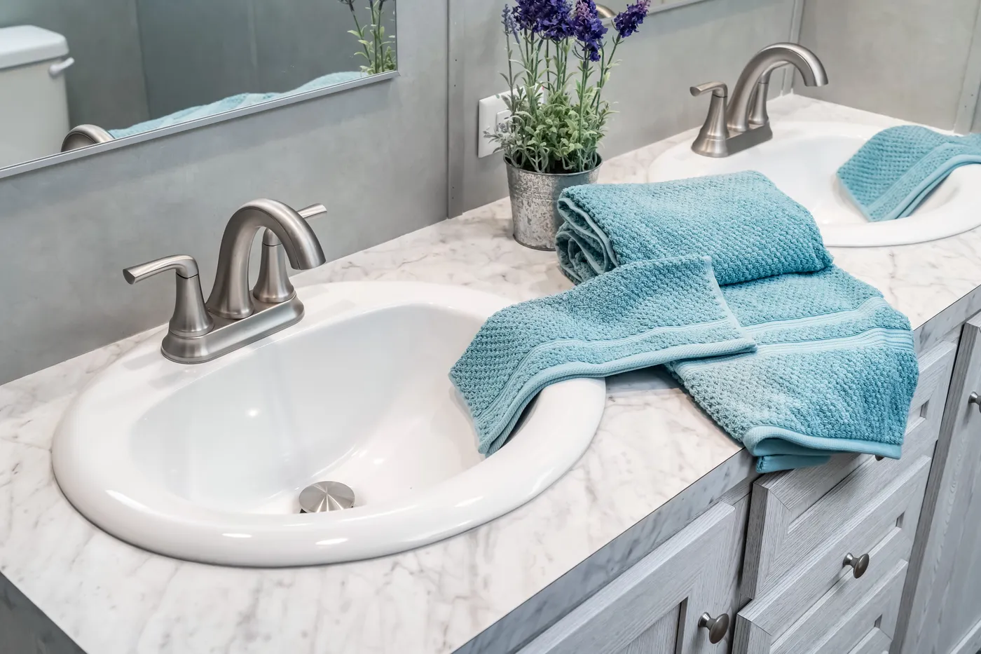 The ULTRA BREEZE 52 Guest Bathroom. This Manufactured Mobile Home features 3 bedrooms and 2 baths.