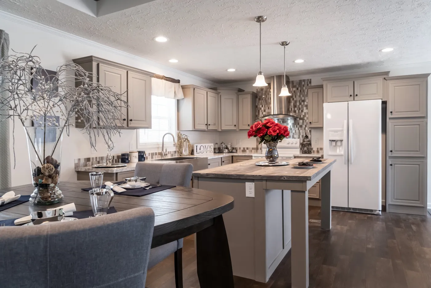 The 4620 "957 PARK AVENUE" 6428 Kitchen. This Manufactured Mobile Home features 3 bedrooms and 2 baths.
