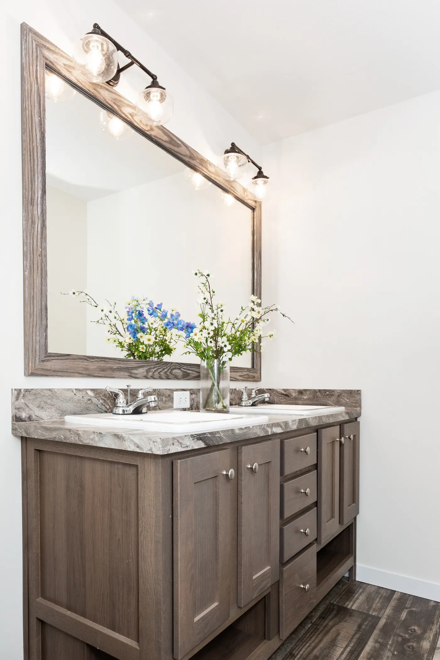 The SOMERSET DR 5228-MS012 SECT Primary Bathroom. This Manufactured Mobile Home features 3 bedrooms and 2 baths.