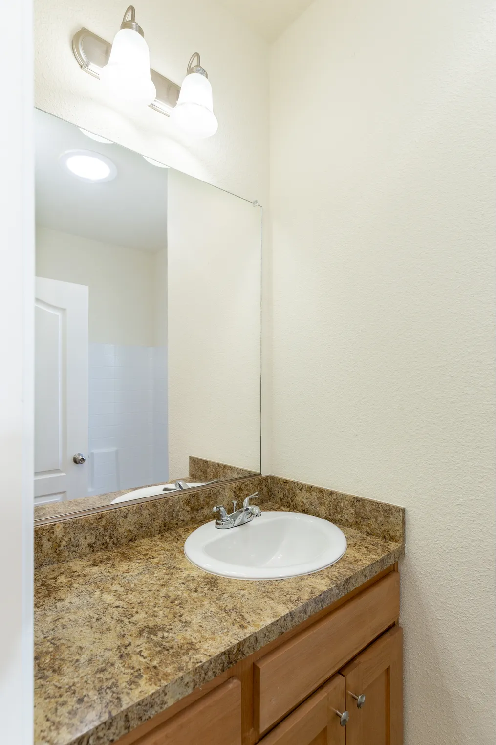 The FAIRPOINT 20523B Guest Bathroom. This Manufactured Mobile Home features 3 bedrooms and 2 baths.