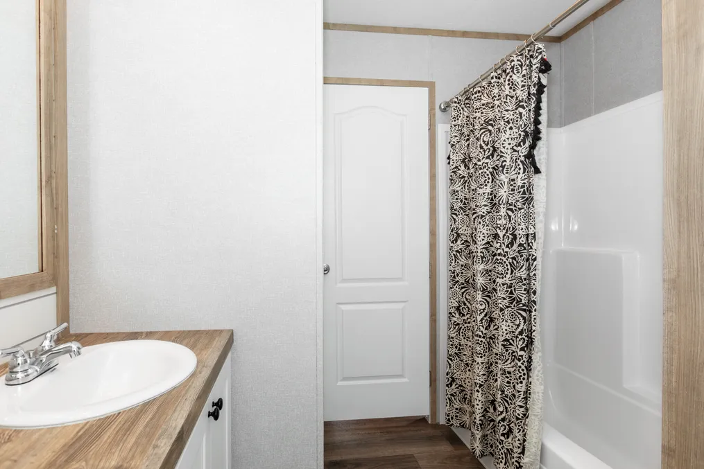 The FARM HOUSE BREEZE 56 Guest Bathroom. This Manufactured Mobile Home features 3 bedrooms and 2 baths.