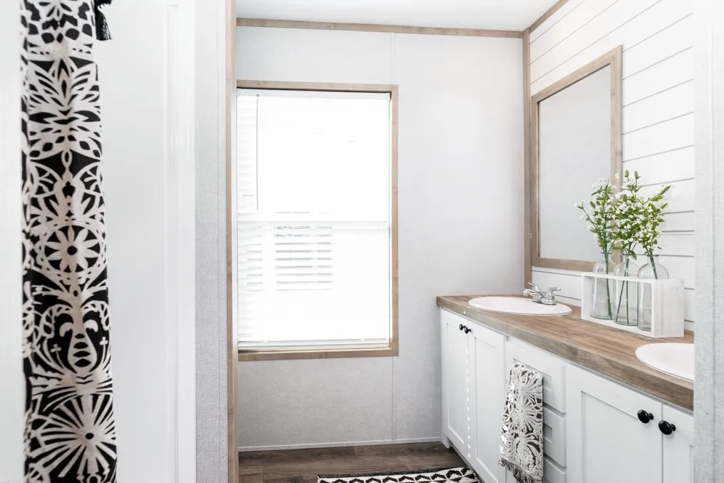 The FARM HOUSE BREEZE 56 Guest Bathroom. This Manufactured Mobile Home features 3 bedrooms and 2 baths.