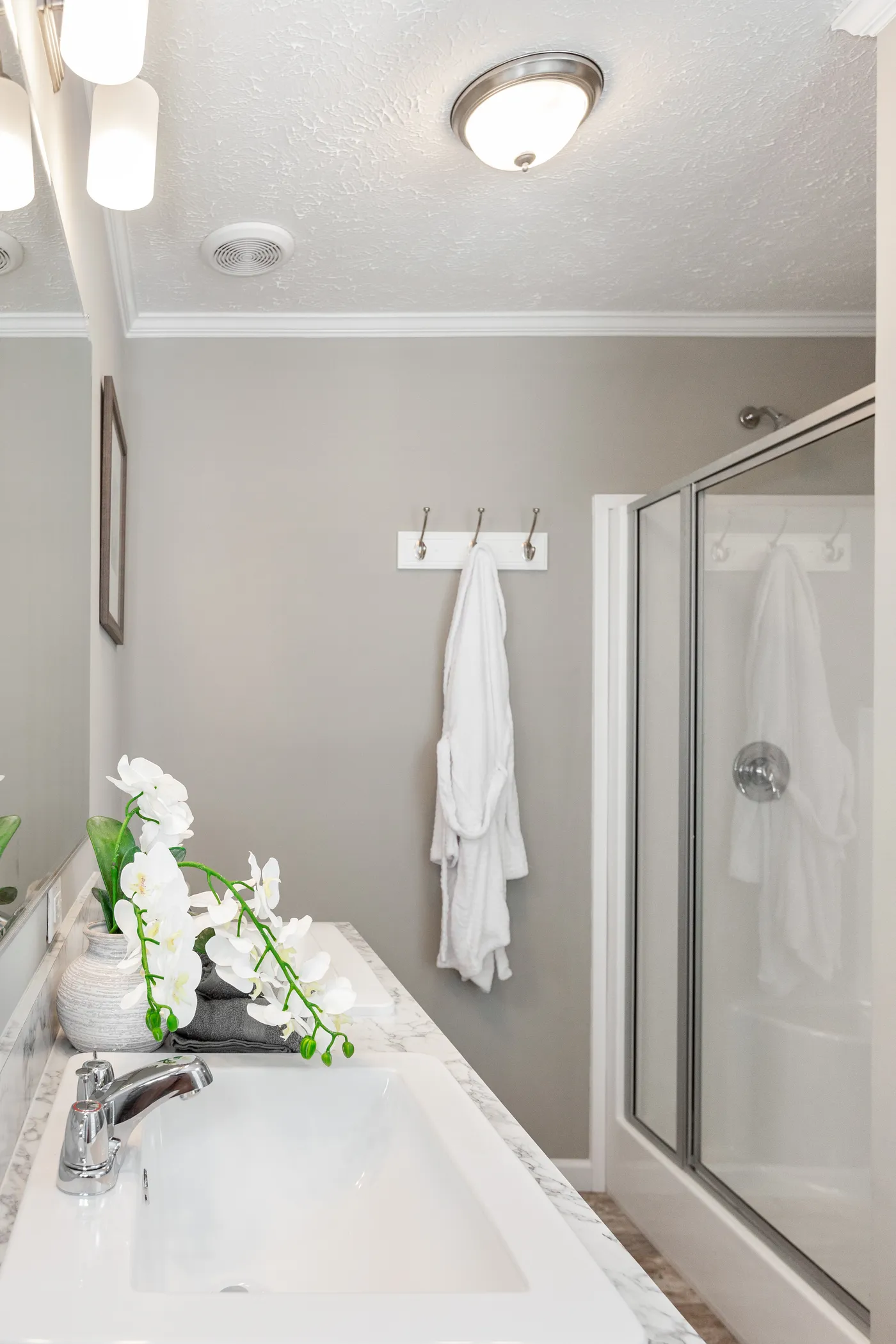 The 777 "COOL BREEZE" 7616 Primary Bathroom. This Manufactured Mobile Home features 3 bedrooms and 2 baths.