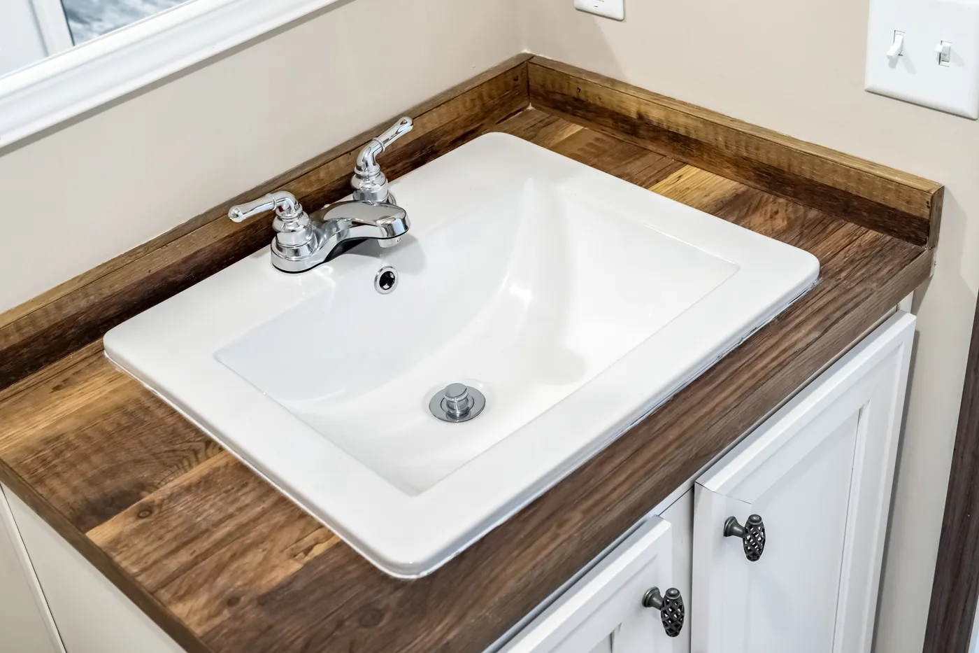 The THE STARK Guest Bathroom. This Manufactured Mobile Home features 3 bedrooms and 2 baths.