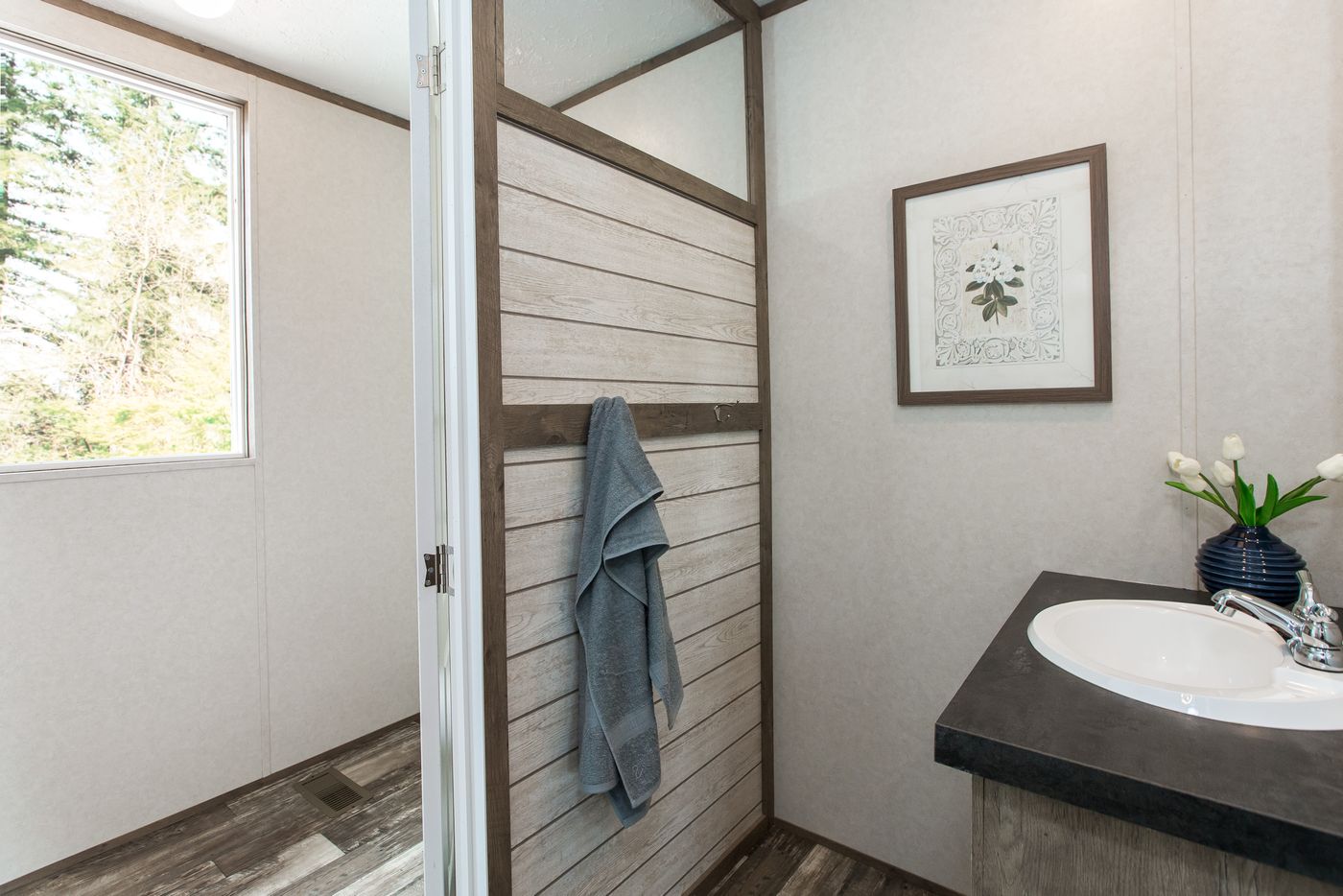 The THE BREEZE 2.5 Guest Bathroom. This Manufactured Mobile Home features 4 bedrooms and 2 baths.