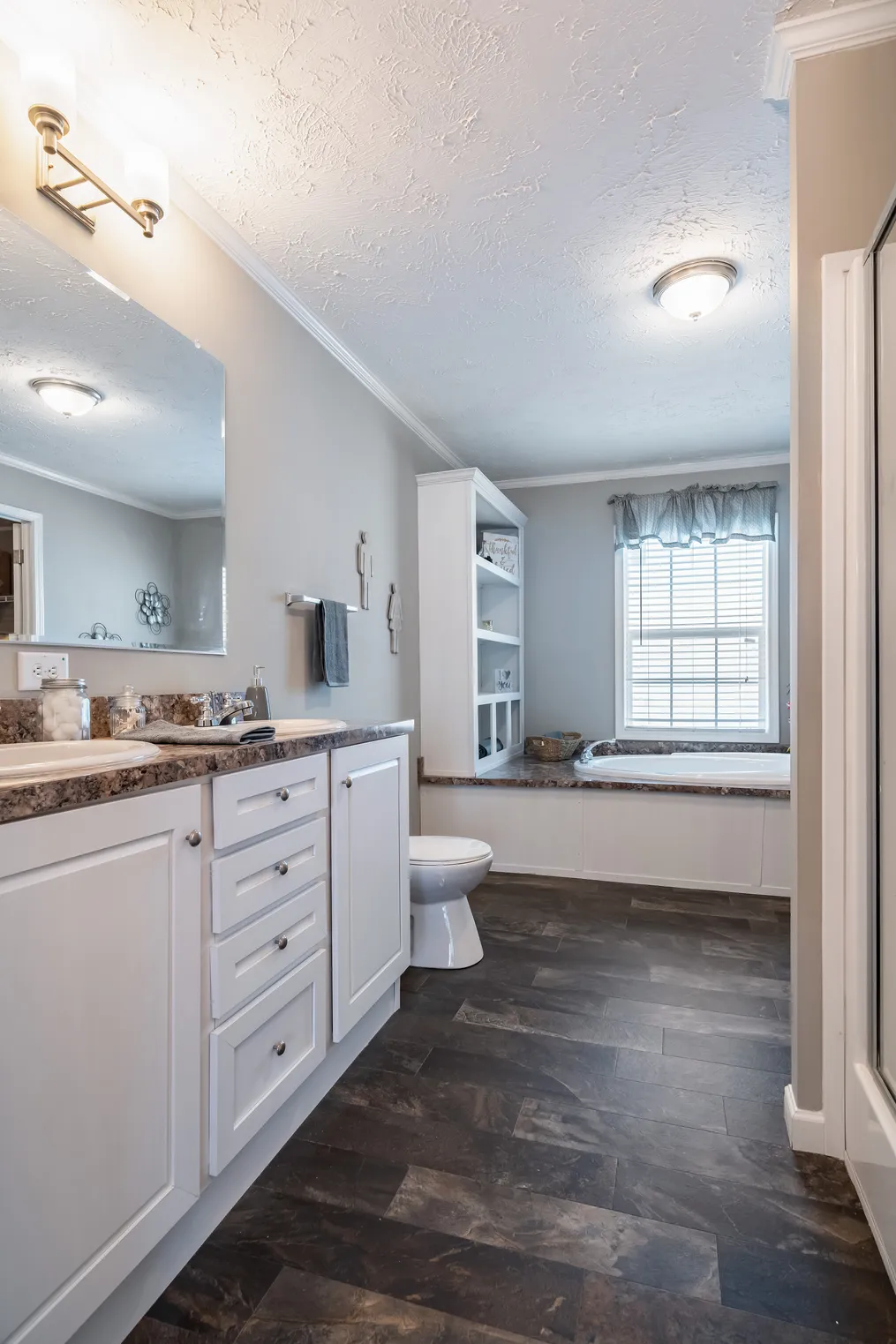 The 4607 ROCKETEER 7 7628 Primary Bathroom. This Manufactured Mobile Home features 4 bedrooms and 2 baths.