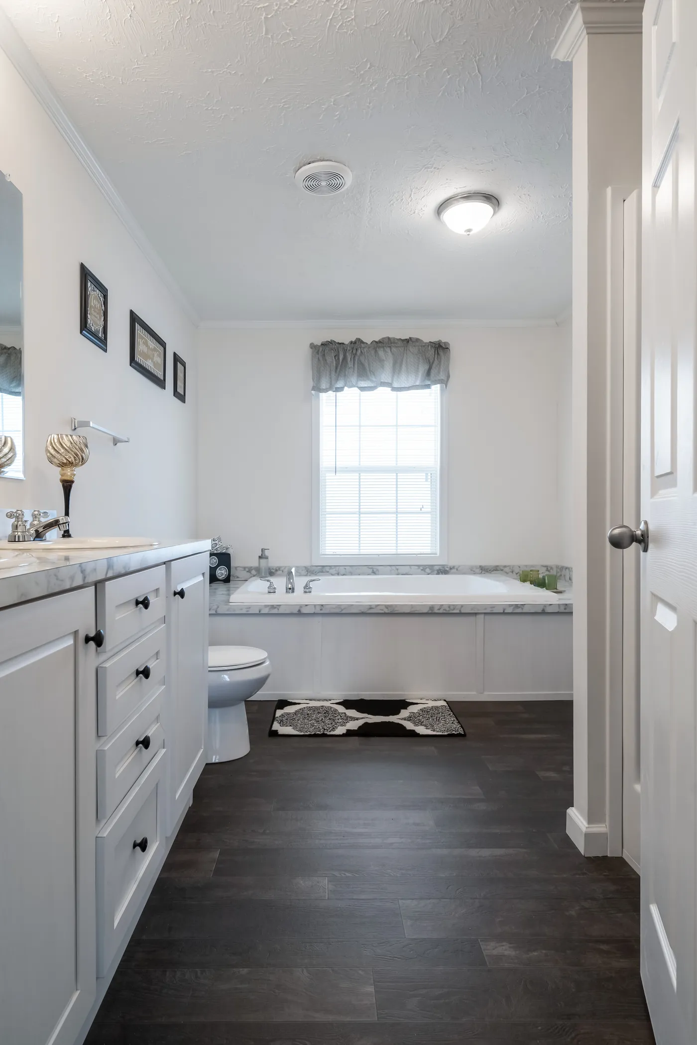 The 4620 "957 PARK AVENUE" 6428 Primary Bathroom. This Manufactured Mobile Home features 3 bedrooms and 2 baths.