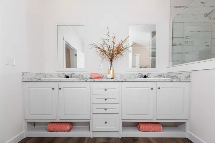 The 1439 CAROLINA "MAGNOLIA" Primary Bathroom. This Manufactured Mobile Home features 3 bedrooms and 2 baths.