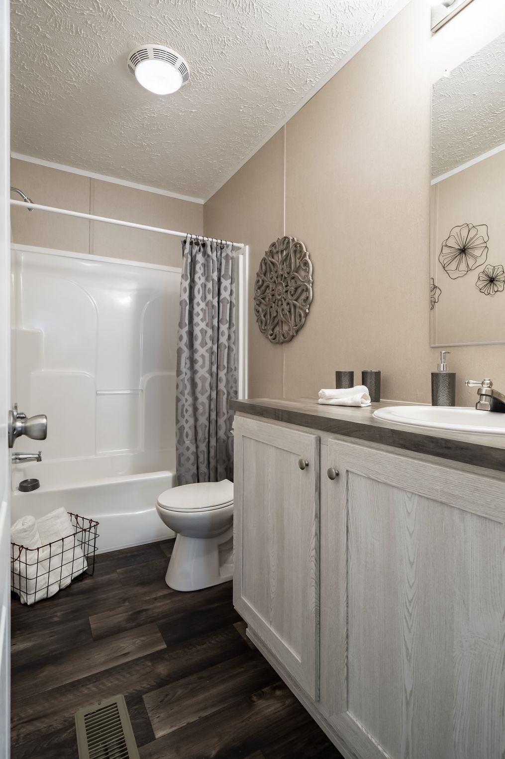 The ULTRA PRO 68 Guest Bathroom. This Manufactured Mobile Home features 4 bedrooms and 2 baths.