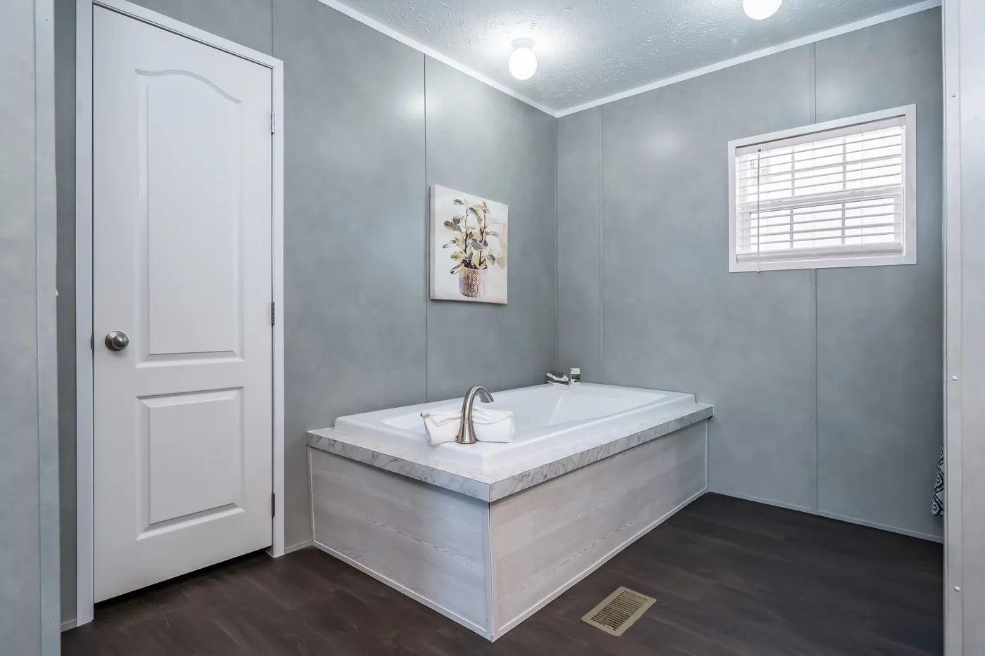 The ULTRA BREEZE 52 Primary Bathroom. This Manufactured Mobile Home features 3 bedrooms and 2 baths.