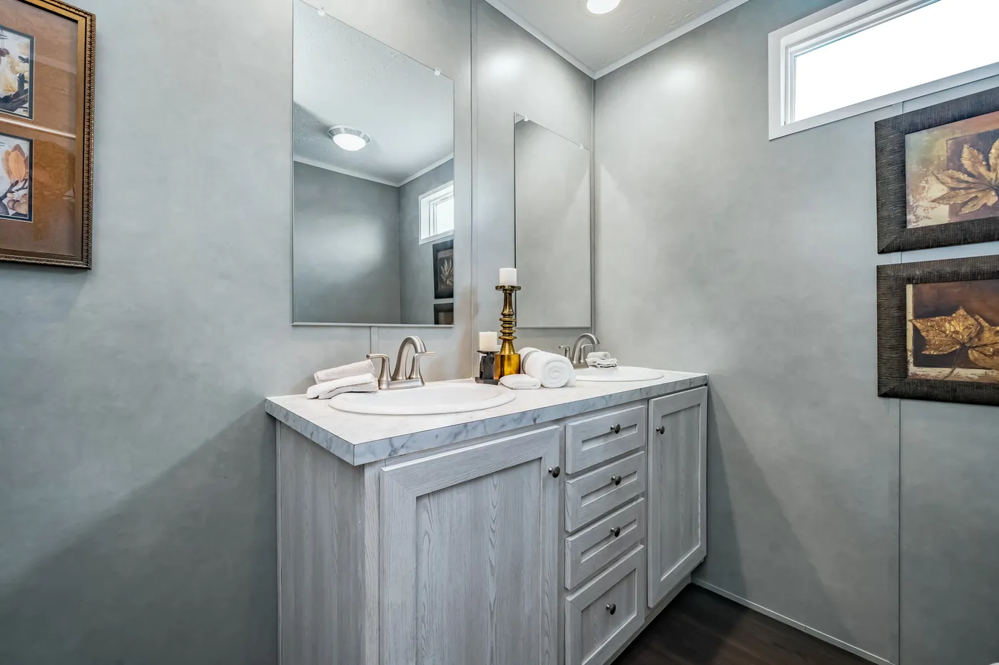 The ULTRA BREEZE 52 Guest Bathroom. This Manufactured Mobile Home features 3 bedrooms and 2 baths.