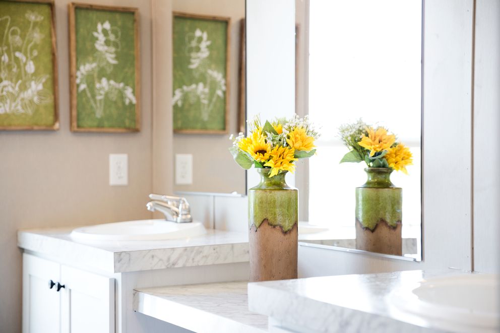 The ISLAND BREEZE Guest Bathroom. This Manufactured Mobile Home features 3 bedrooms and 2 baths.