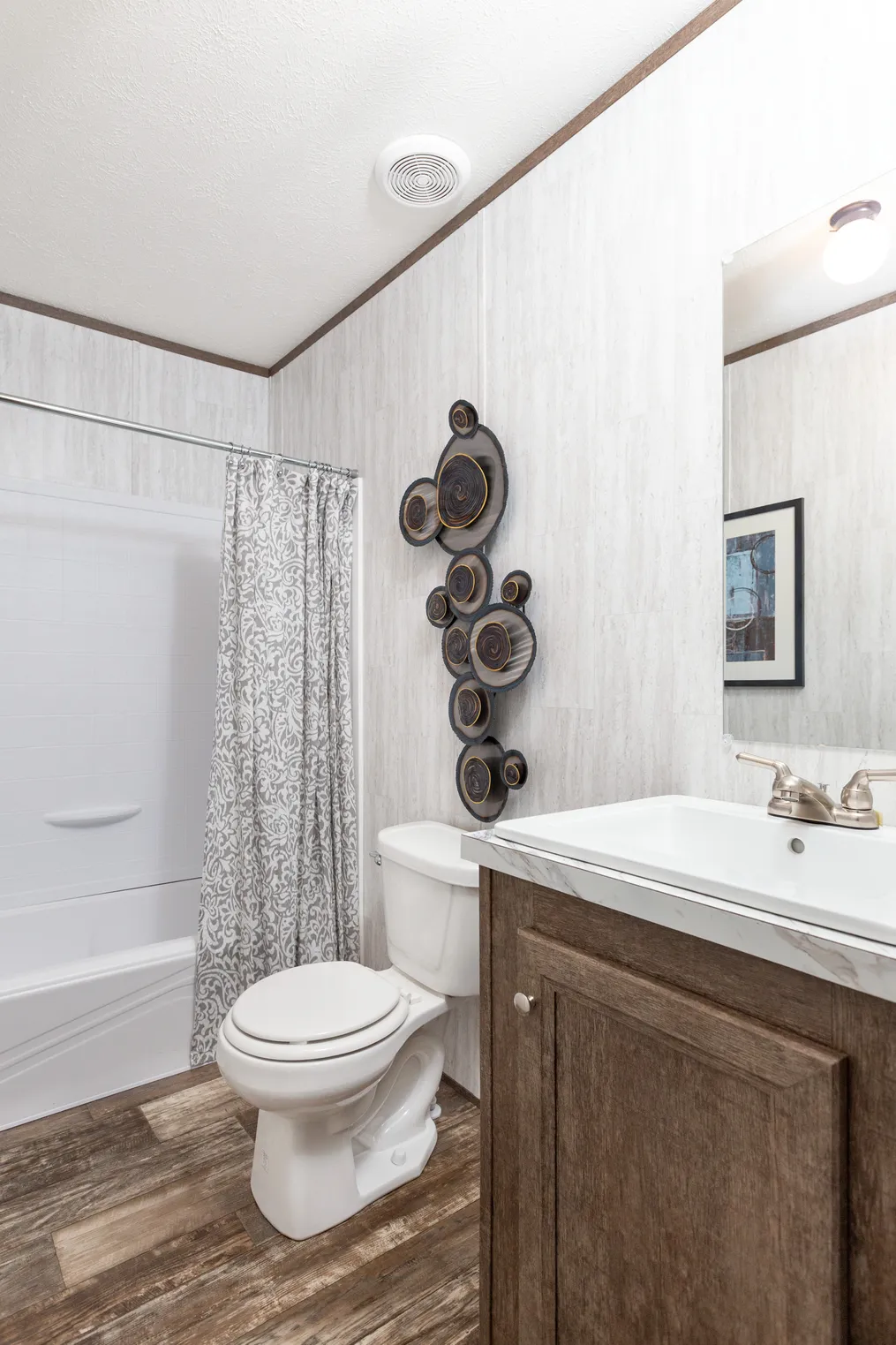 The MAYNARDVILLE CLASSIC 76 Guest Bathroom. This Manufactured Mobile Home features 3 bedrooms and 2 baths.