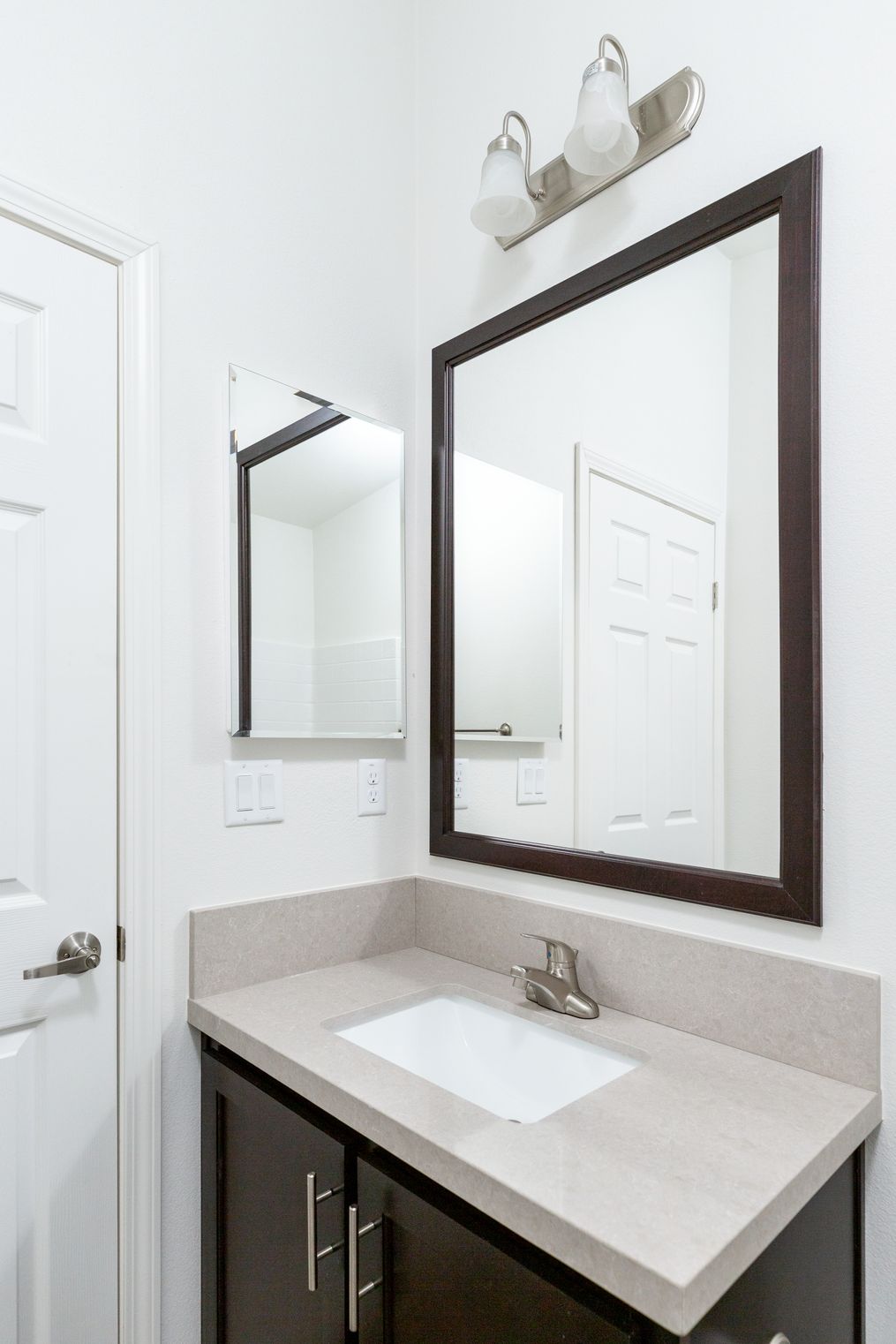 The GLE661K Guest Bathroom. This Manufactured Mobile Home features 3 bedrooms and 2 baths.