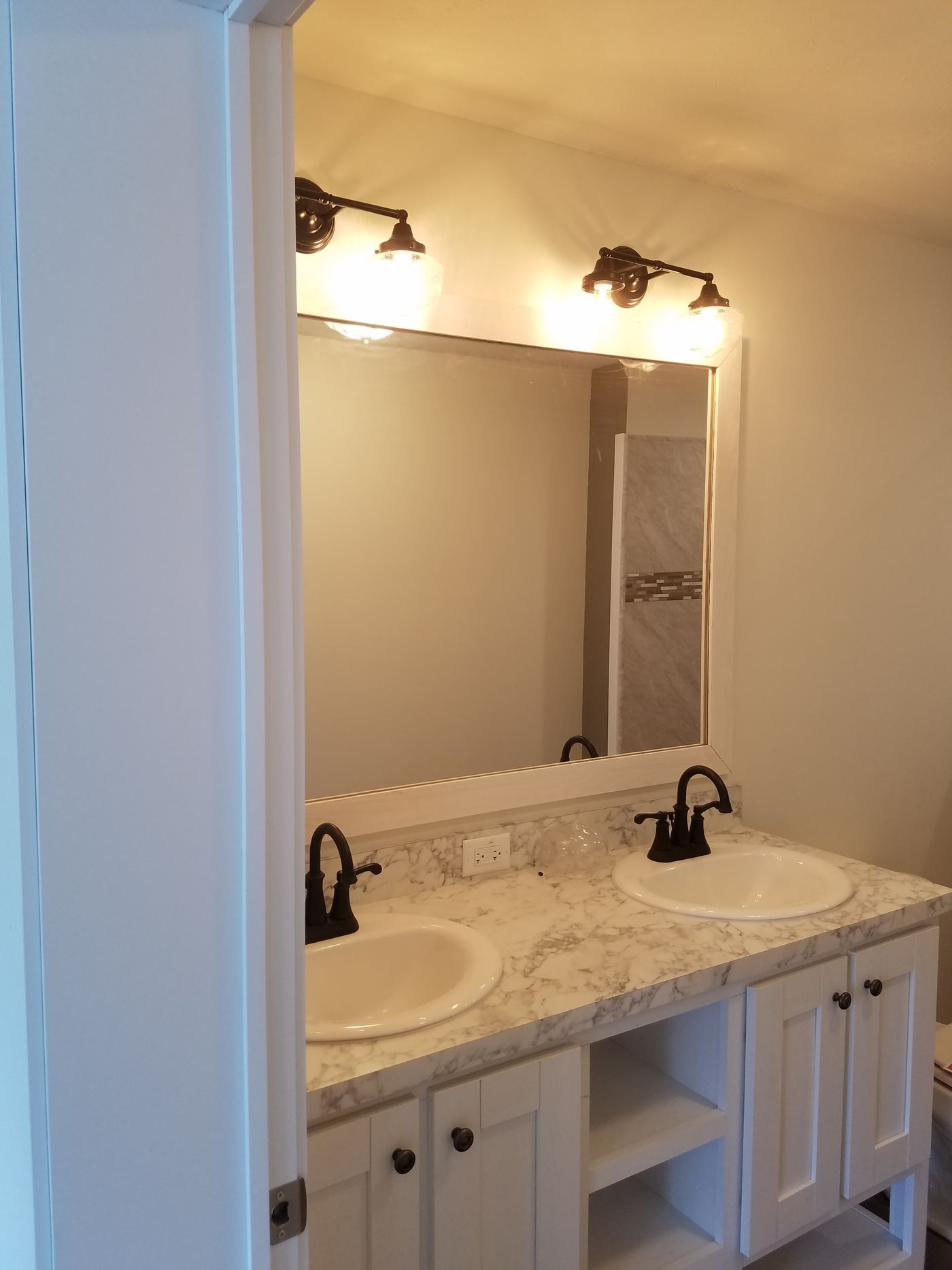 The ELM ST 5628-MS018 SECT Primary Bathroom. This Manufactured Mobile Home features 3 bedrooms and 2 baths.