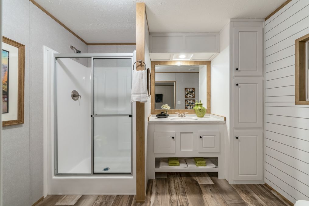 The BLAZER EXTREME 1666 F Primary Bathroom. This Manufactured Mobile Home features 3 bedrooms and 2 baths.