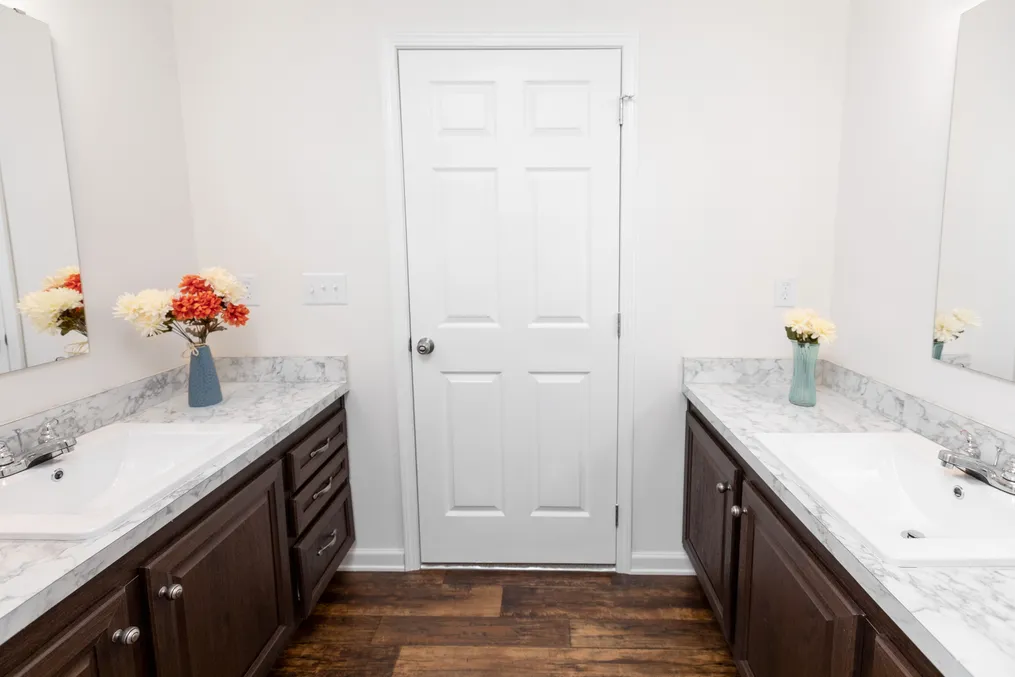 The 1321 CLASSIC Guest Bathroom. This Manufactured Mobile Home features 4 bedrooms and 2 baths.