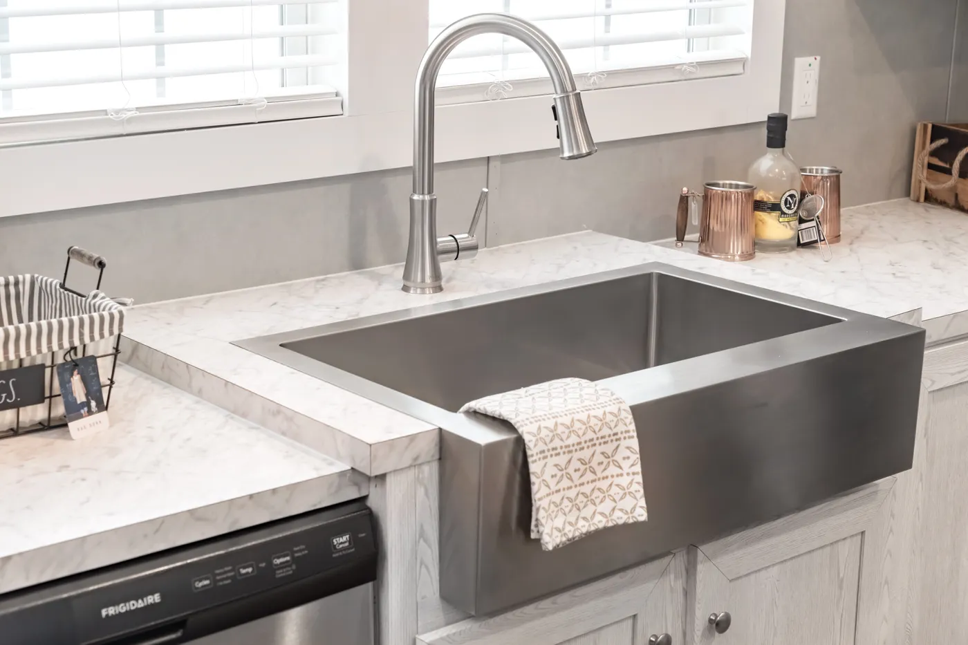 The ULTRA BREEZE 52 Kitchen. This Manufactured Mobile Home features 3 bedrooms and 2 baths.