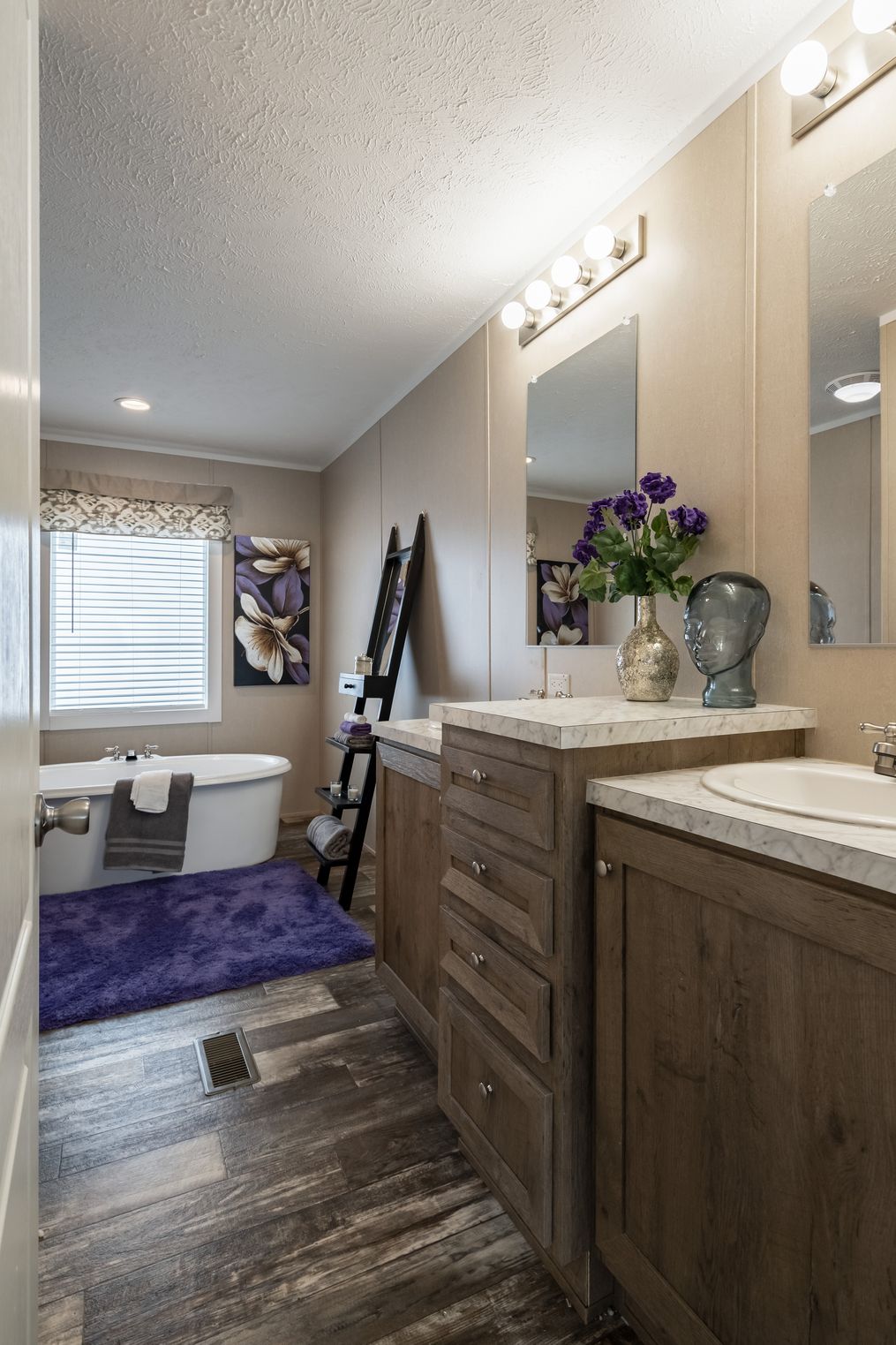 The ELITE COMMANDER 32X76 4 BR Primary Bathroom. This Manufactured Mobile Home features 4 bedrooms and 2 baths.
