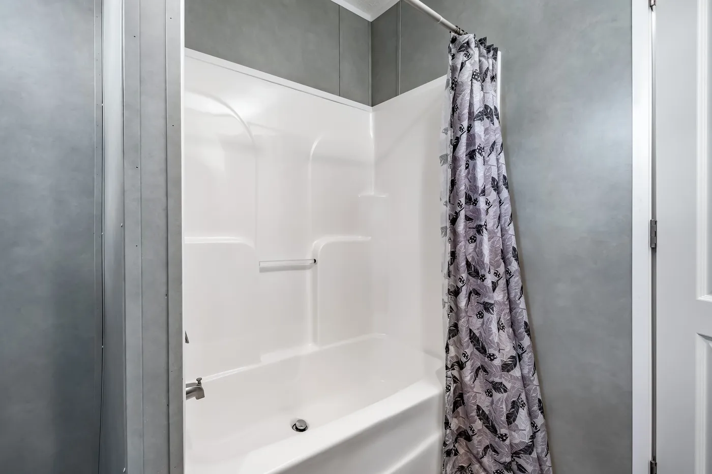 The ULTRA BREEZE 52 Guest Bathroom. This Manufactured Mobile Home features 3 bedrooms and 2 baths.