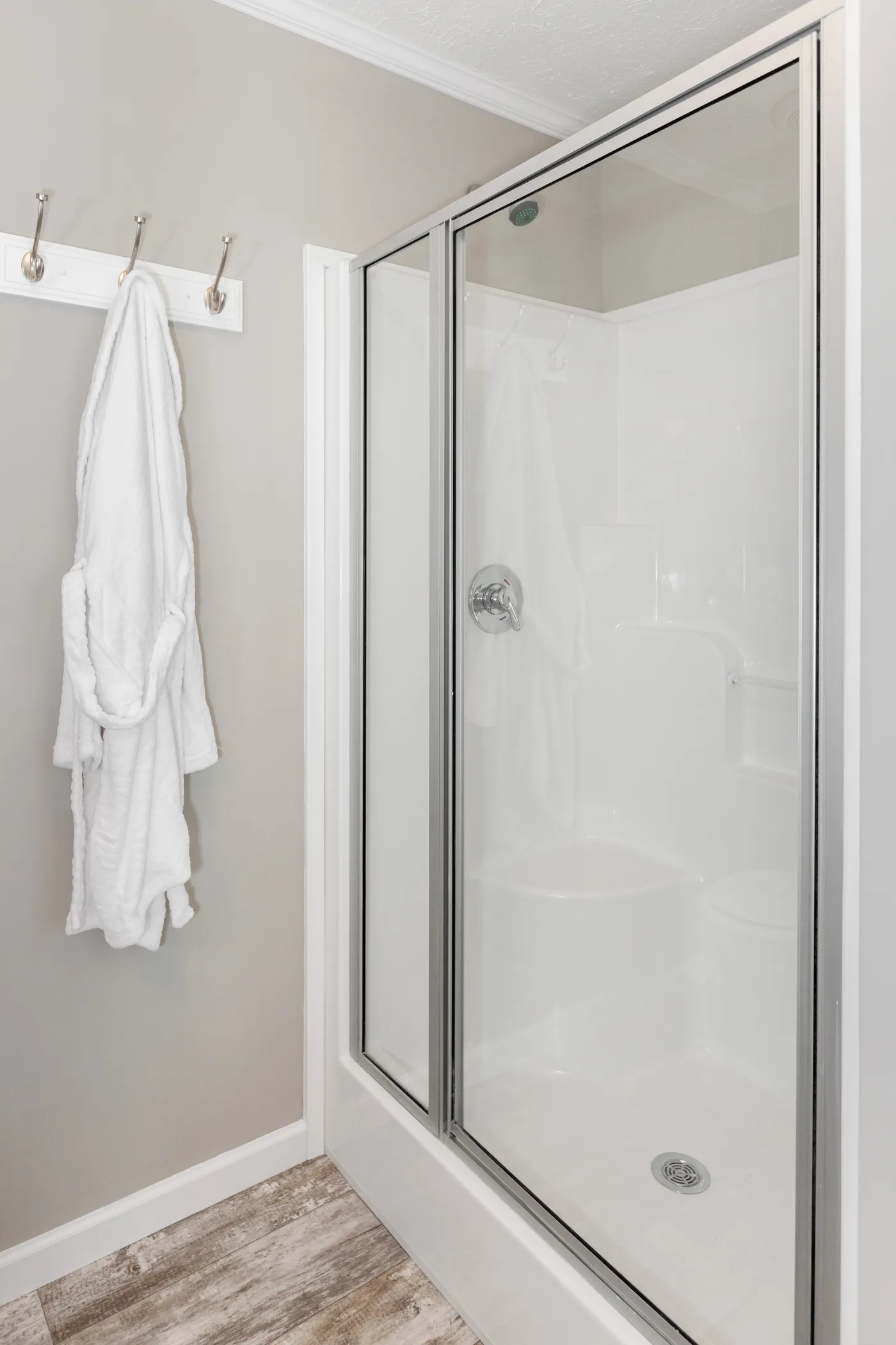 The 777 "COOL BREEZE" 7616 Primary Bathroom. This Manufactured Mobile Home features 3 bedrooms and 2 baths.