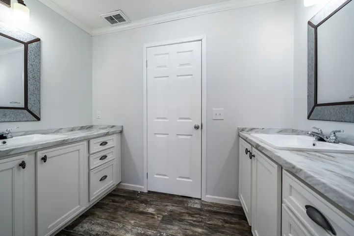 The THE LEAHY Guest Bathroom. This Manufactured Mobile Home features 4 bedrooms and 2 baths.