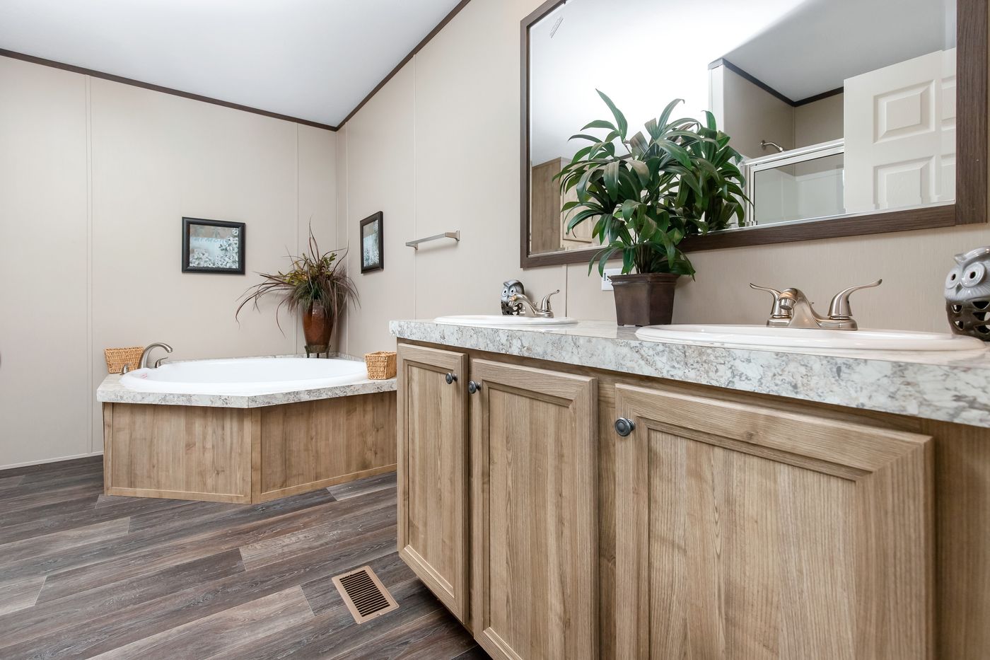 The PT 78 LS Primary Bathroom. This Manufactured Mobile Home features 3 bedrooms and 2 baths.