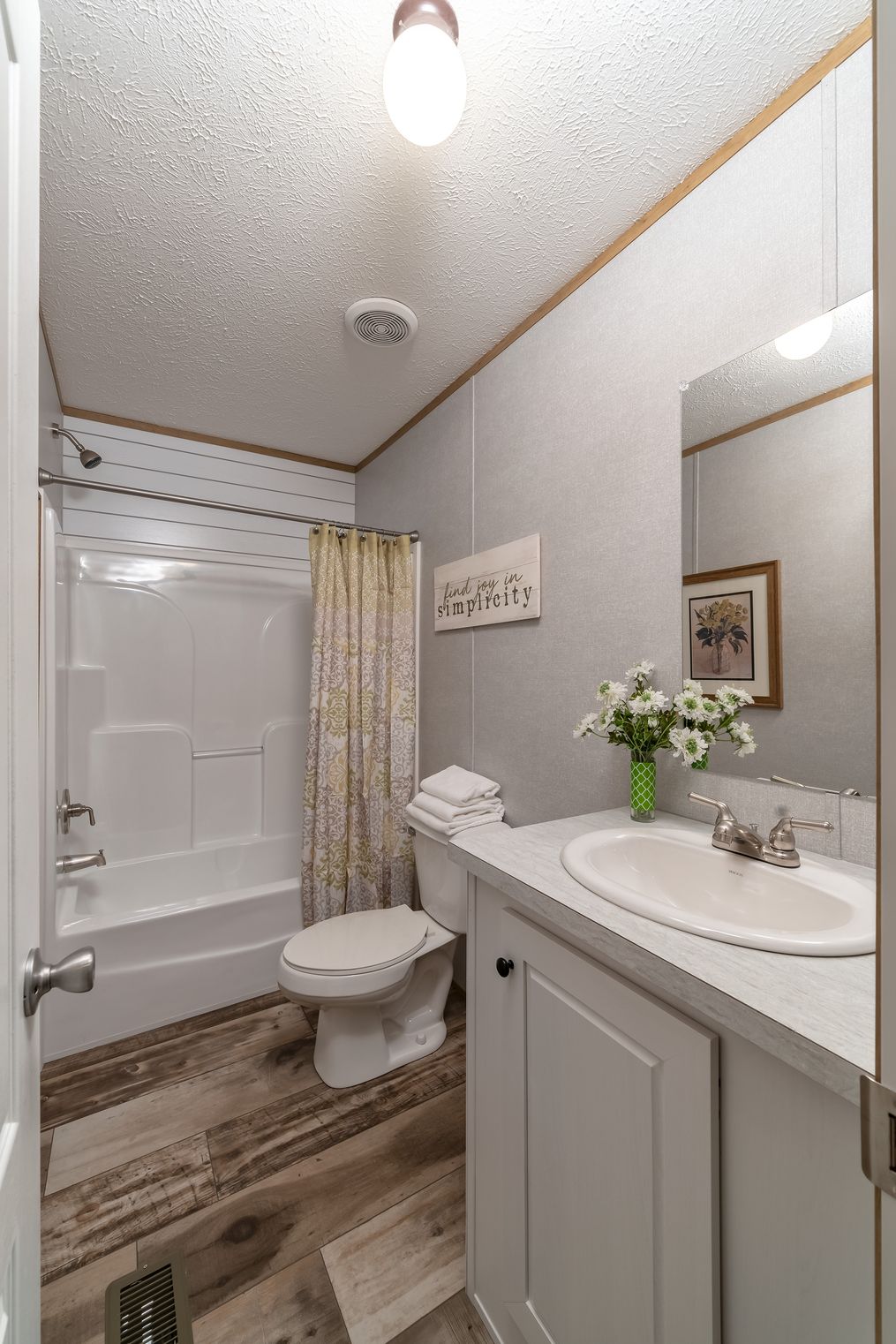 The BLAZER EXTREME 1666 F Guest Bathroom. This Manufactured Mobile Home features 3 bedrooms and 2 baths.