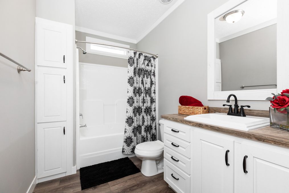 The 1440 CAROLINA 4BR BELLE Guest Bathroom. This Manufactured Mobile Home features 4 bedrooms and 2 baths.
