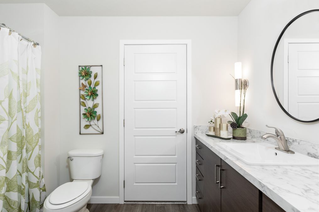 The TAYLOR 6430-9062 SECT Guest Bathroom. This Manufactured Mobile Home features 3 bedrooms and 2 baths.