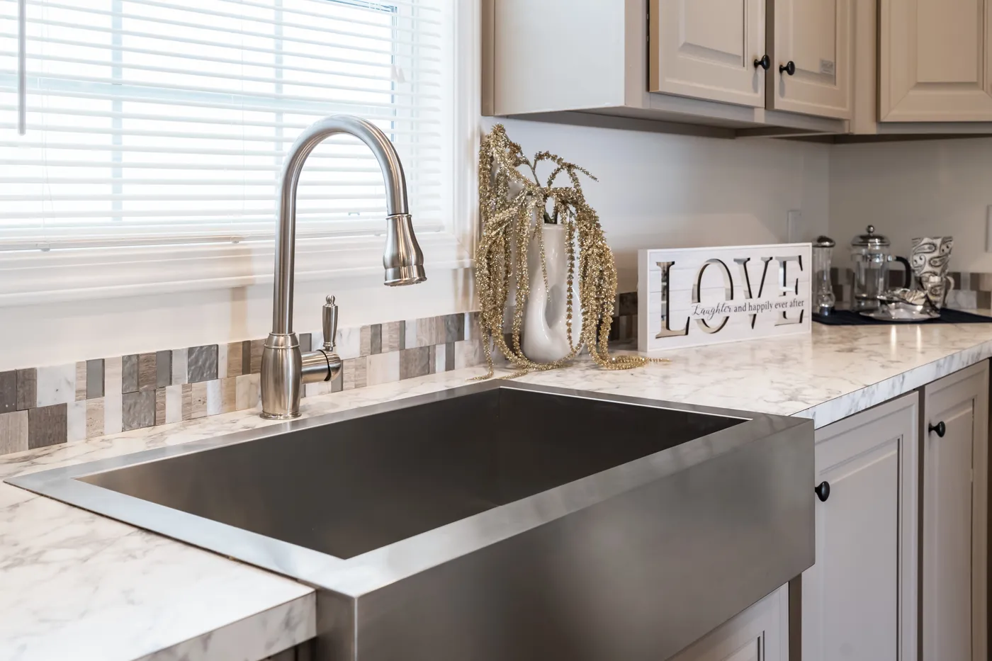The 4620 "957 PARK AVENUE" 6428 Kitchen. This Manufactured Mobile Home features 3 bedrooms and 2 baths.