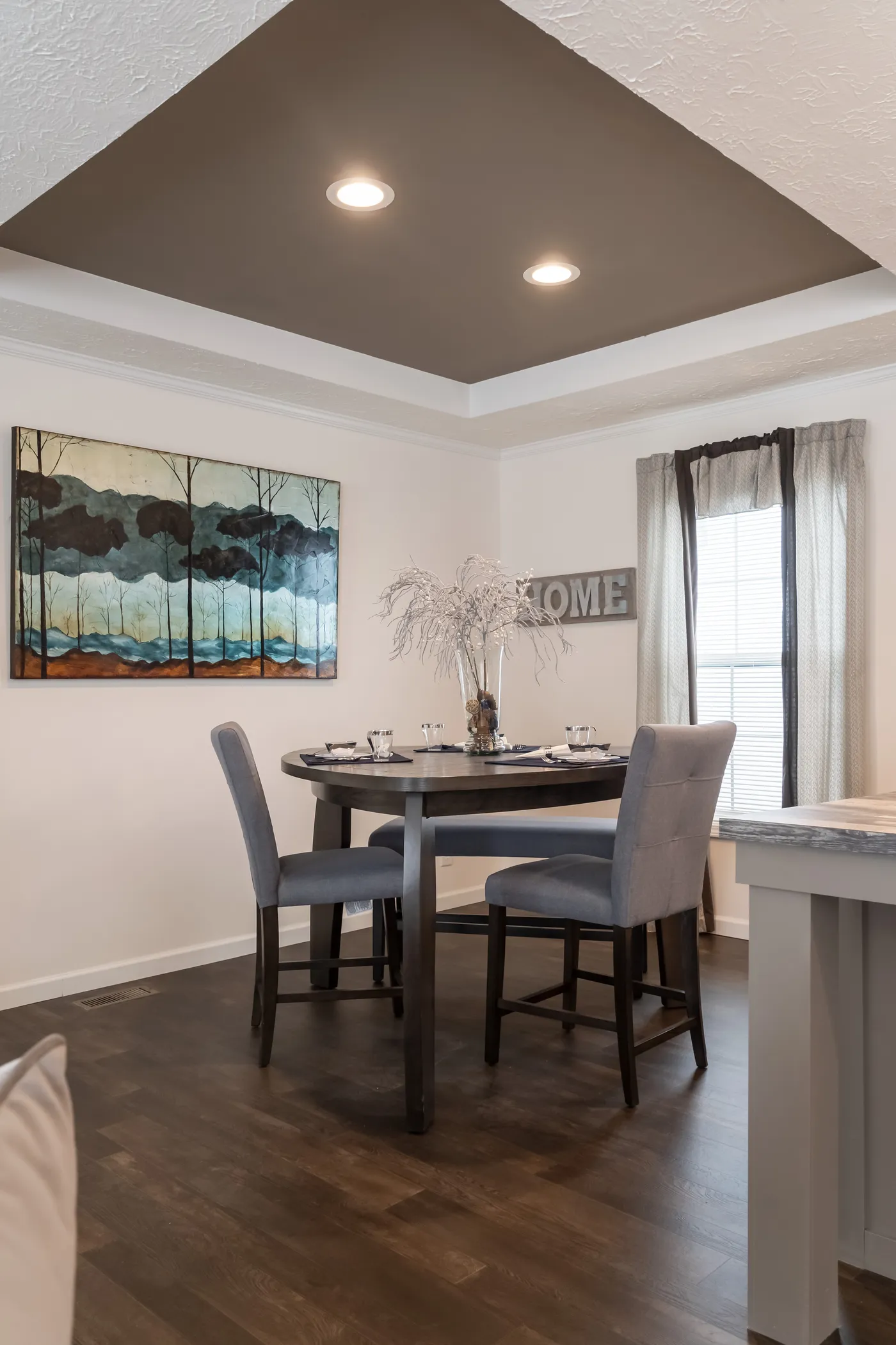 The 4620 "957 PARK AVENUE" 6428 Dining Room. This Manufactured Mobile Home features 3 bedrooms and 2 baths.