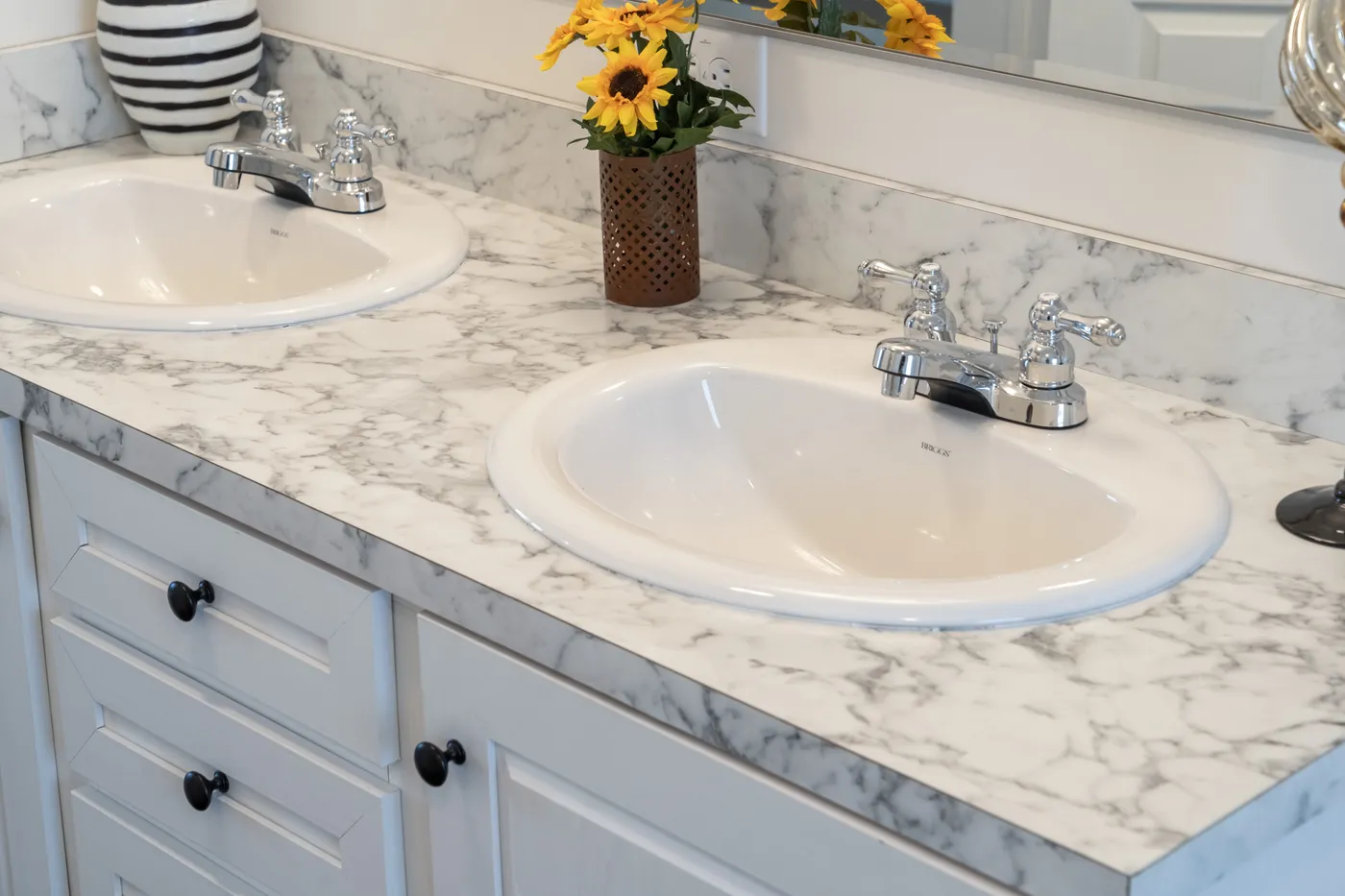 The 4620 "957 PARK AVENUE" 6428 Kitchen. This Manufactured Mobile Home features 3 bedrooms and 2 baths.