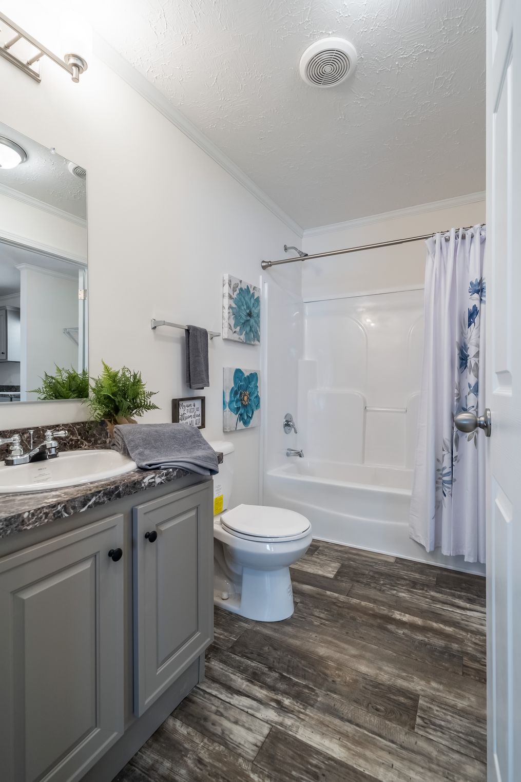 The 6110 ROCKETEER 4428 Guest Bathroom. This Manufactured Mobile Home features 3 bedrooms and 2 baths.