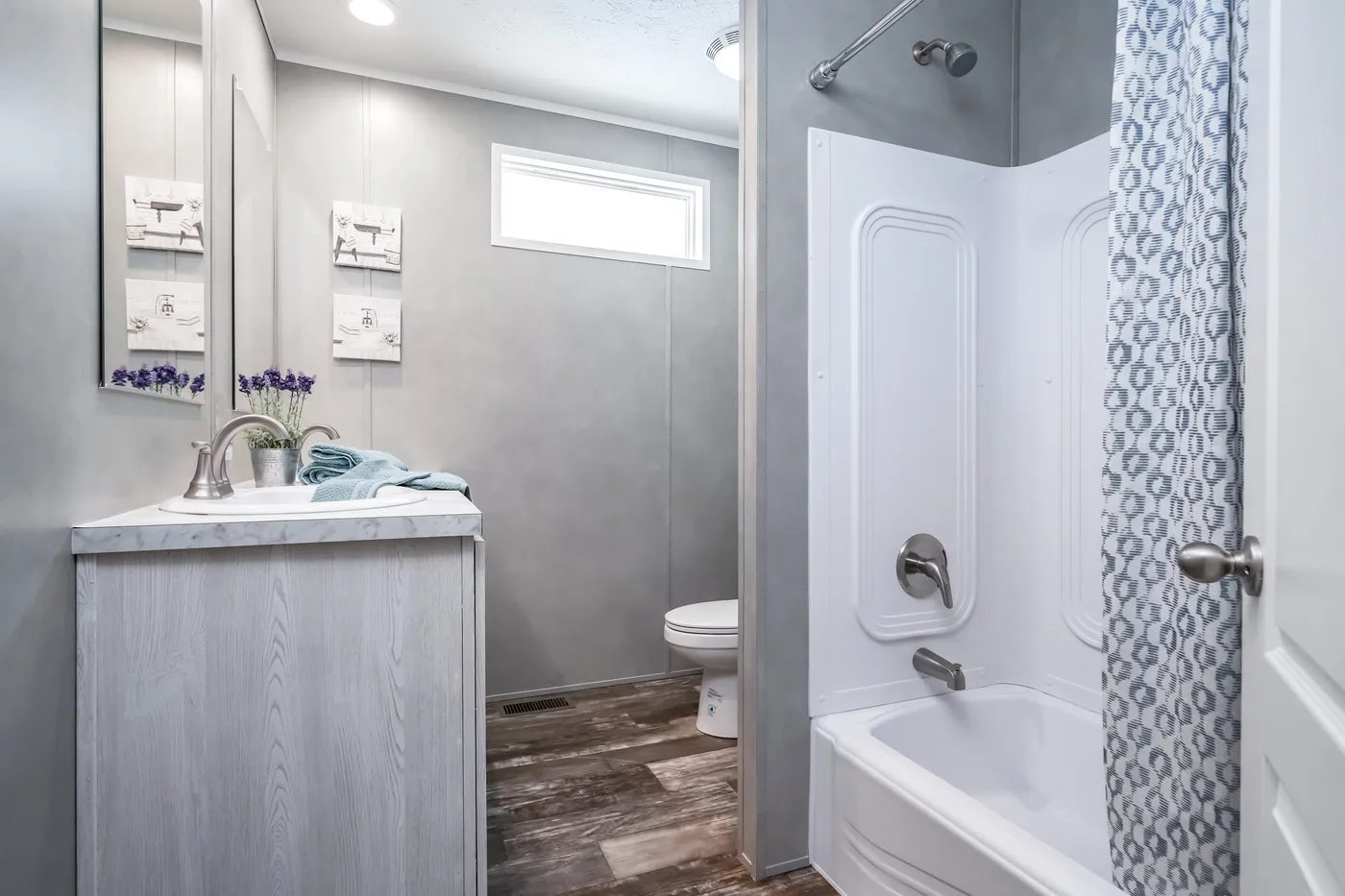 The ULTRA BREEZE 52 Guest Bathroom. This Manufactured Mobile Home features 3 bedrooms and 2 baths.