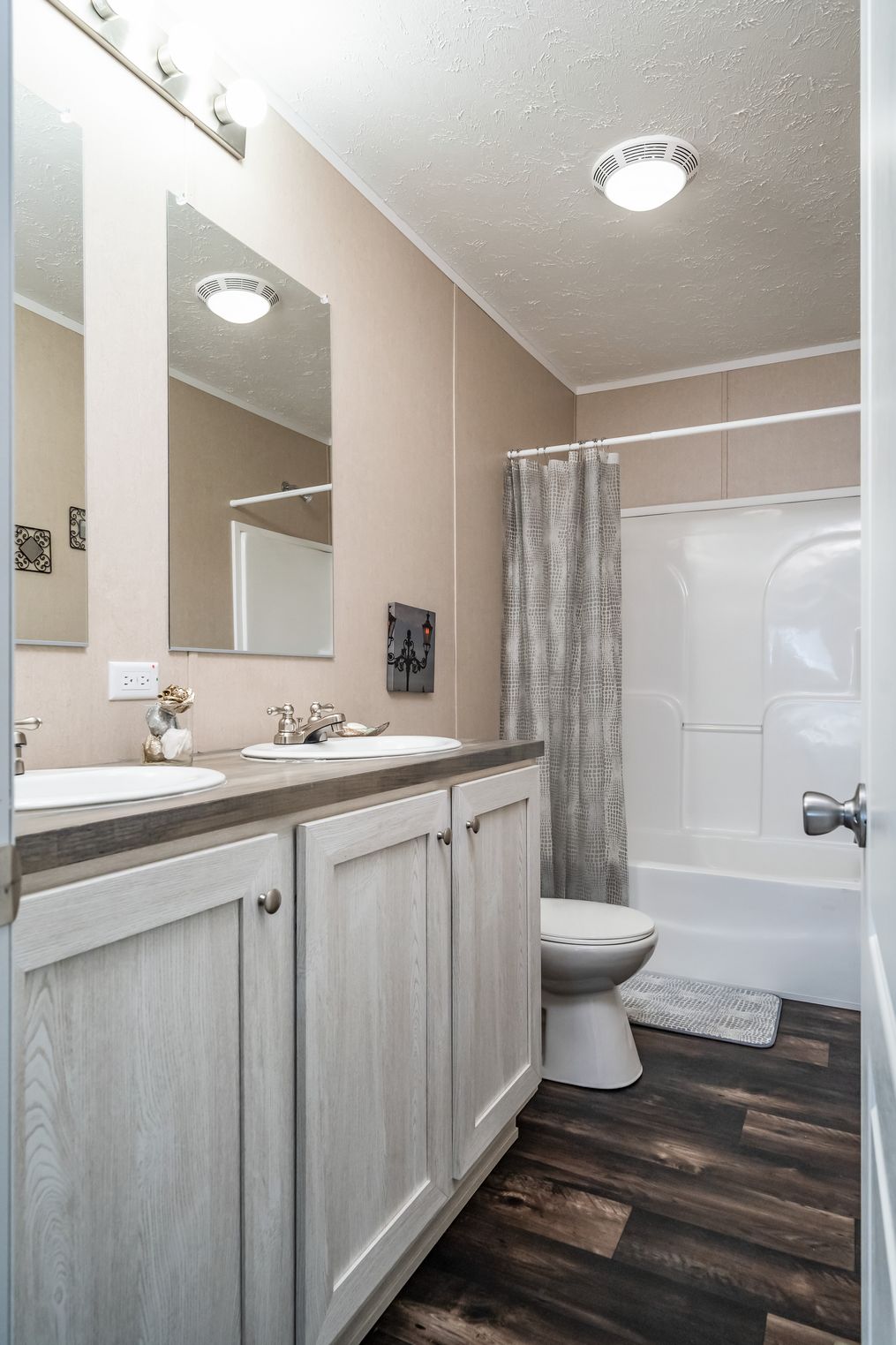 The ULTRA PRO BIG BOY Guest Bathroom. This Manufactured Mobile Home features 4 bedrooms and 2 baths.