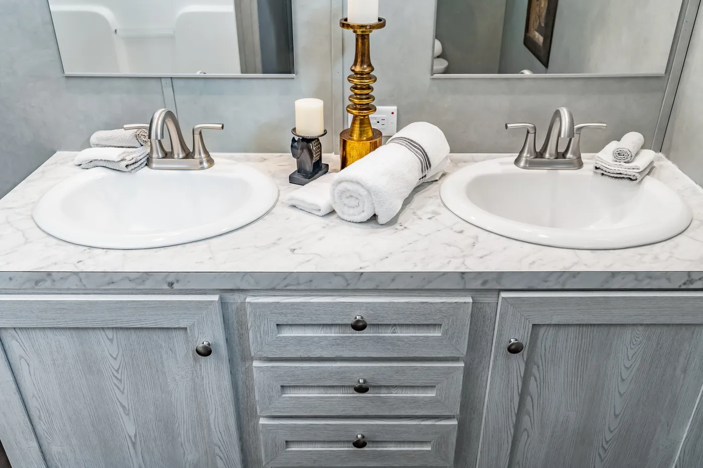 The ULTRA BREEZE 52 Guest Bathroom. This Manufactured Mobile Home features 3 bedrooms and 2 baths.