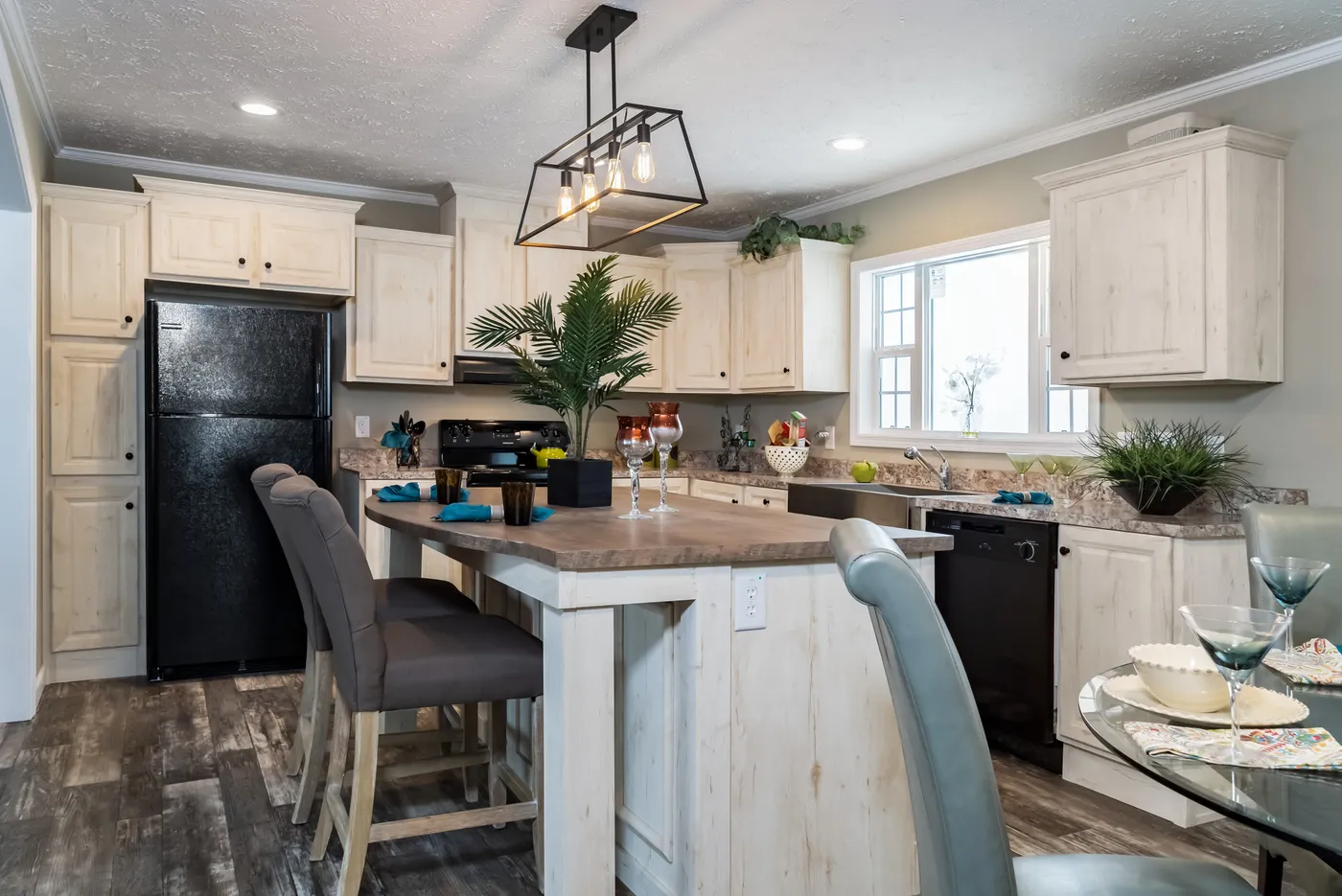 The 4608 ROCKETEER 5628 Kitchen. This Manufactured Mobile Home features 3 bedrooms and 2 baths.
