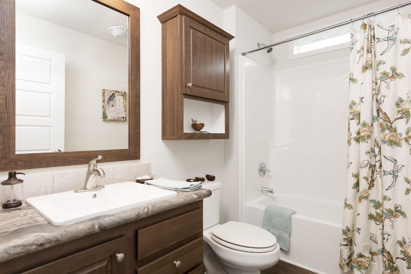The MICHIGAN AVE 6028-MS026 SECT Guest Bathroom. This Manufactured Mobile Home features 3 bedrooms and 2 baths.