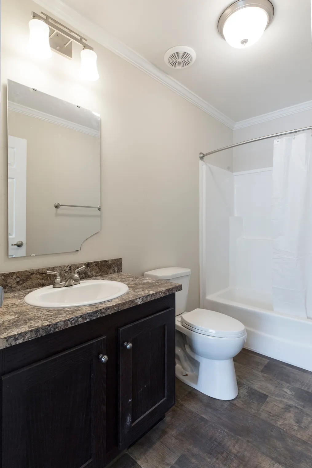 The 2089 52X28 3+2 HERITAGE Guest Bathroom. This Manufactured Mobile Home features 3 bedrooms and 2 baths.