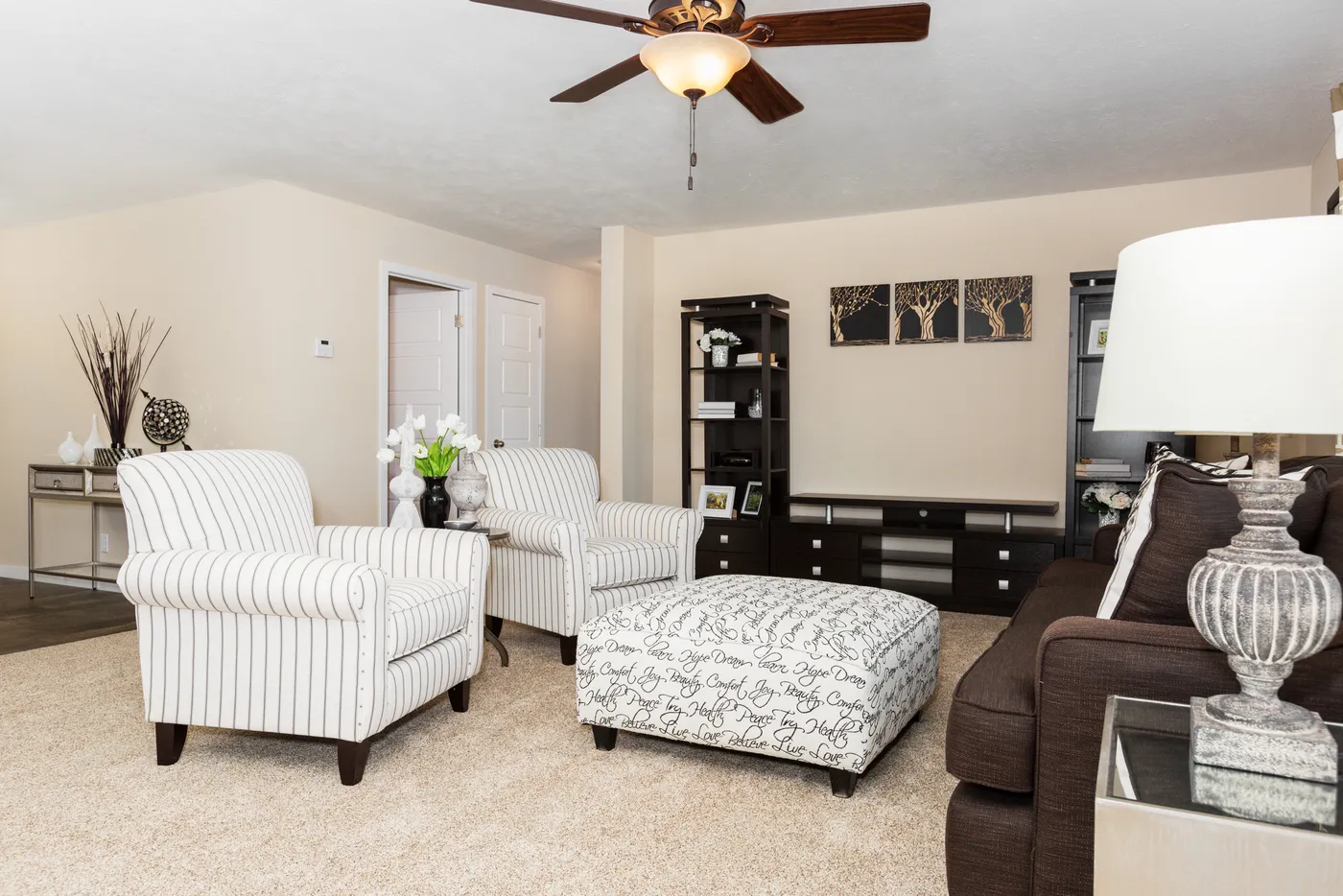 The HILL ST 5628-MS020 SECT Floor Plan. This Manufactured Mobile Home features 3 bedrooms and 2 baths.