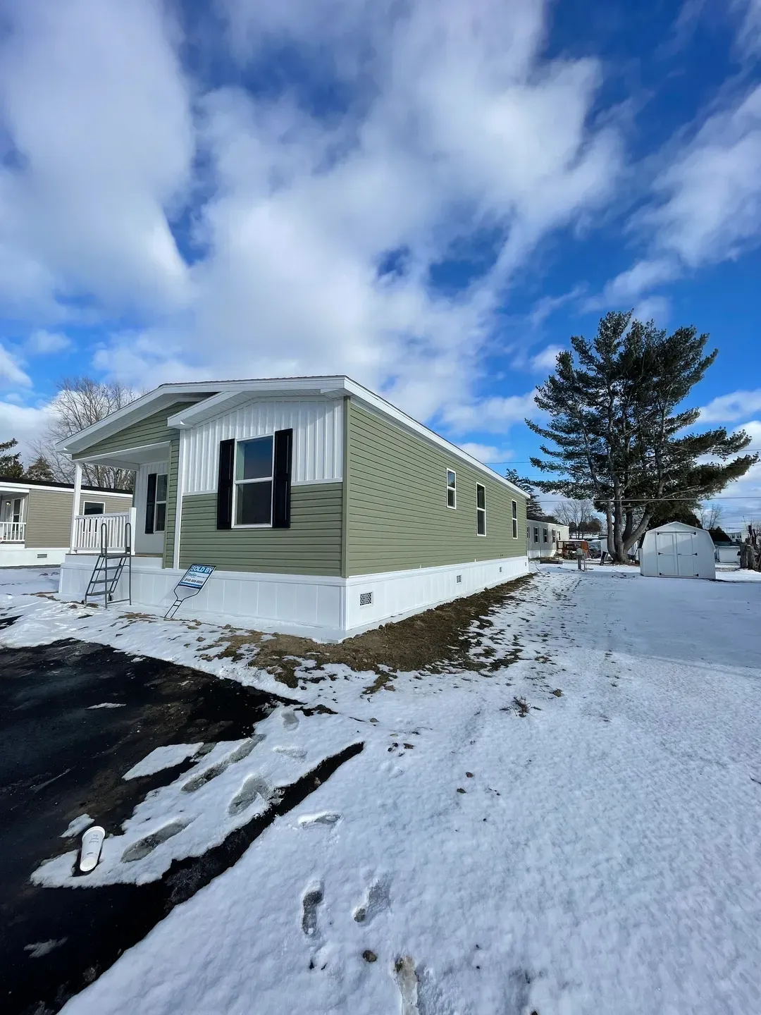 The JADE 48 Exterior. This Manufactured Mobile Home features 3 bedrooms and 2 baths.